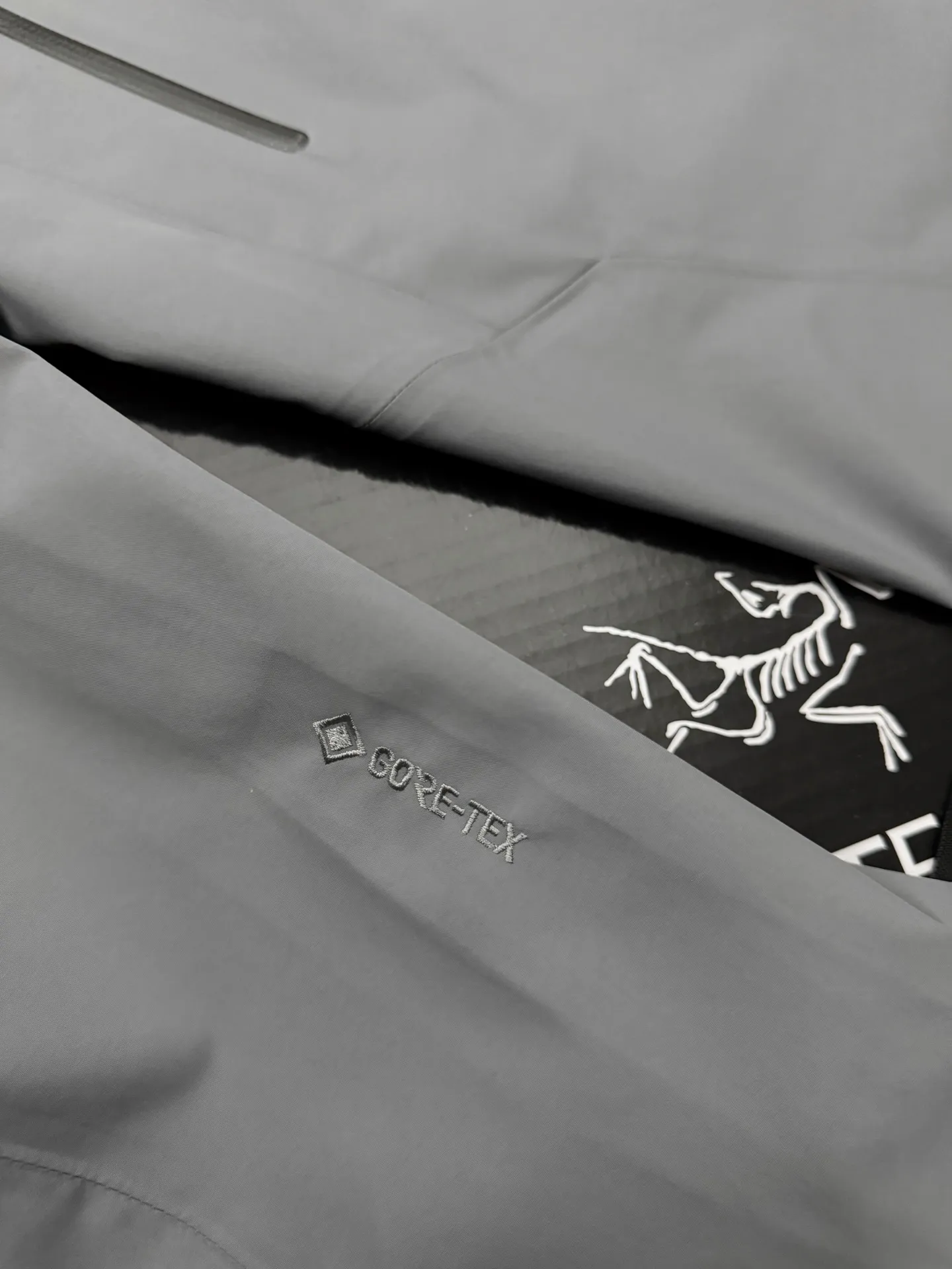 G 02 New Arrival Arcteryx Beta Series SL GORE-TEX Breathable 25SS New Arrival SL Lt ， Lt New Arrival ， ， ， Lt Yb 3D ， Tri-Durance ， Factory 📃 🔍 ， YKK ， ， ， 。 SL ， 。 bluesign@ N 13LGORE-TEX ， Wear-Resistant， 、 Breathable， 。 Storm Hood™ ， Water Tight™ ， ， ， 。 ，VISLON ， Velcro ， Zip-in， ARC TERYX BETA： 。 GORE-TEX： 、 、Breathable 。 ：Black Sizes：S-XXL ：112 116 120 124 128 ： 72 74 76 78 80 ：64.5 66 67.5 69 70.5 ：49.8 51 52.2 53.4 54.6
